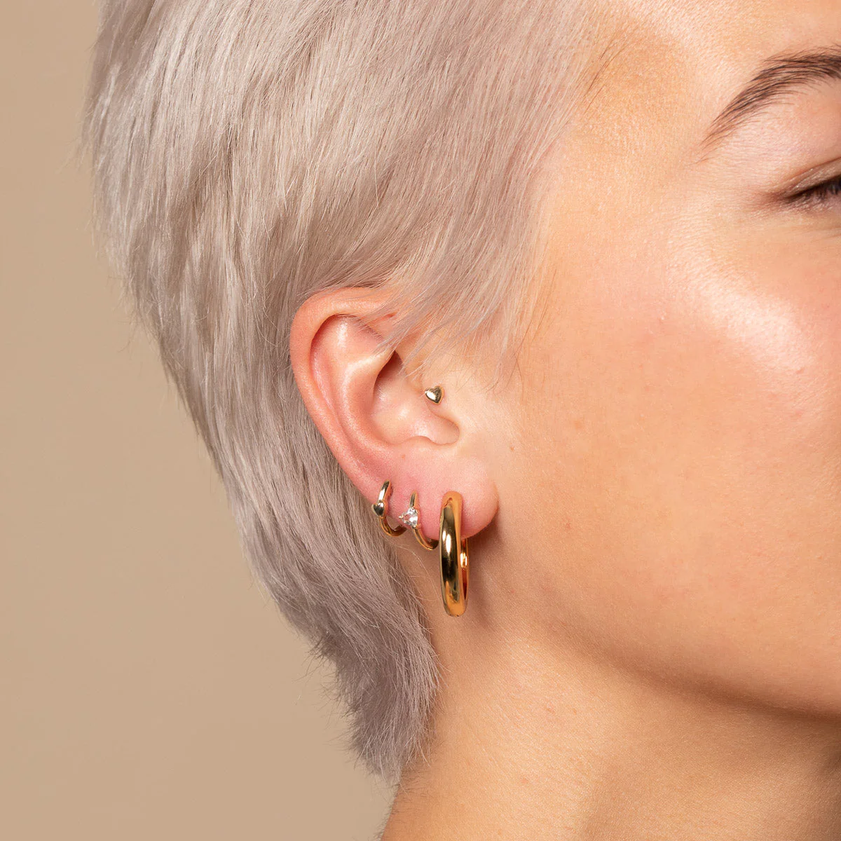 Heart Gem Piercing Hoop in Solid Gold - Image 3